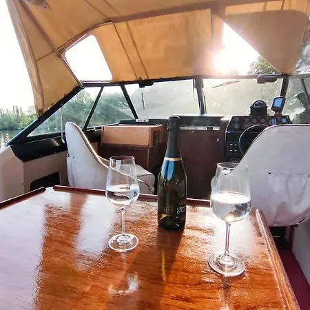 Wake Port Boat, Na Lodi