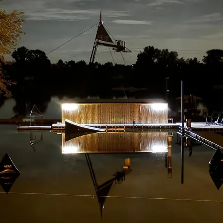 Wake Port Boat, Na Lodi