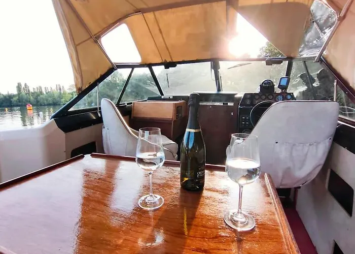 Wake Port Boat, Na Lodi