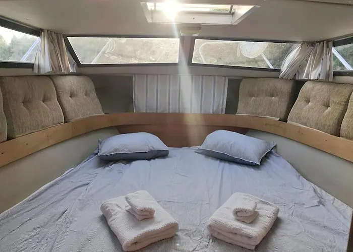 Wake Port Boat, Na Lodi Botel