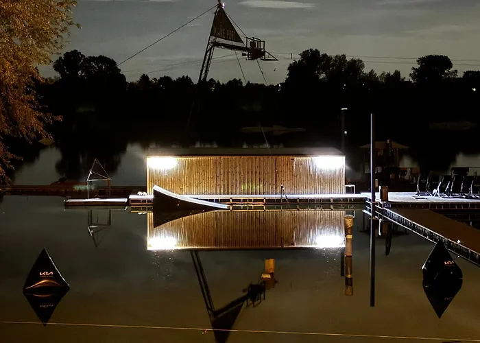 Wake Port Boat, Na Lodi