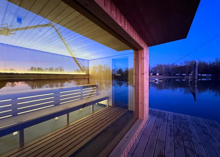 Botel Wake Port Boat, Na Lodi *